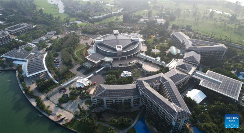 Picha iliyopigwa Machi 17, 2024 ikionyesha Kituo cha Mikutano cha Kimataifa na hoteli ya Baraza la Boao la Asia (BFA) baada ya kukarabatiwa katika eneo la kielelezo la kaboni karibu sifuri la Boao, Mkoa wa Hainan, Kusini mwa China. (Xinhua/Yang Guanyu)