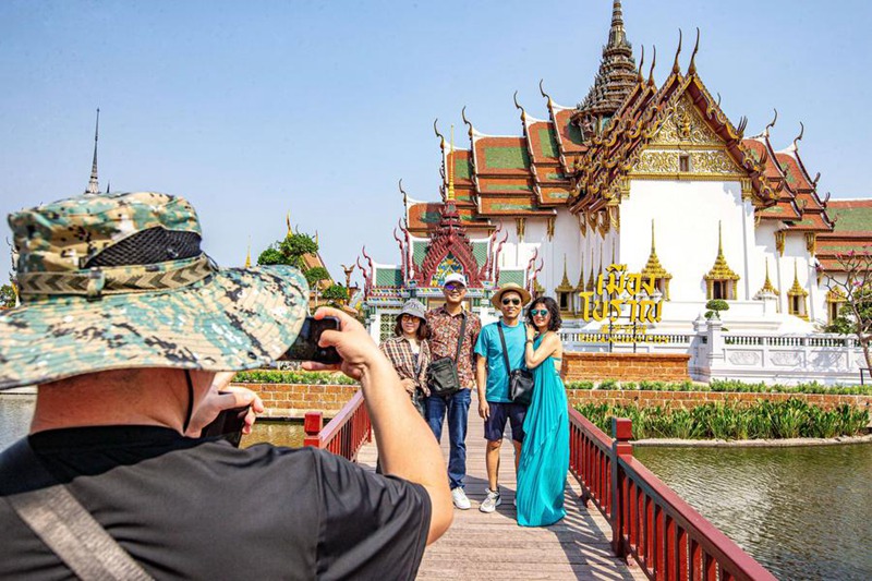 Watalii wa China wakiwa katika picha ya pamoja kwenye Ancient Siam huko Samut Prakan, Thailand, Machi 1, 2024. (Xinhua/Wang Teng)