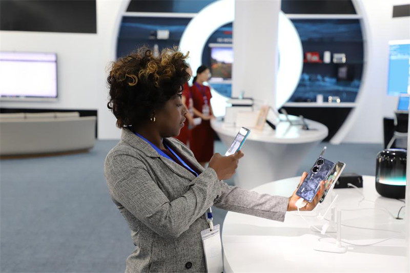 Mgeni akipiga picha za simu ya mkononi iliyoonyeshwa kwenye hafla ya uzinduzi wa Eneo Maalum la Teknolojia la Huawei nchini Angola, mjini Luanda, Angola, Novemba 14, 2022. (Xinhua/Lyu Chengcheng)