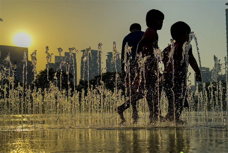 Watoto wakicheza kwenye chemchemi ya maji ya kujengwa na binadamu ili kupoza miili yao katika eneo la hoteli ya Sheraton huko Doha, Qatar, tarehe 6 Julai 2023. (Picha na Nikku/Xinhua)