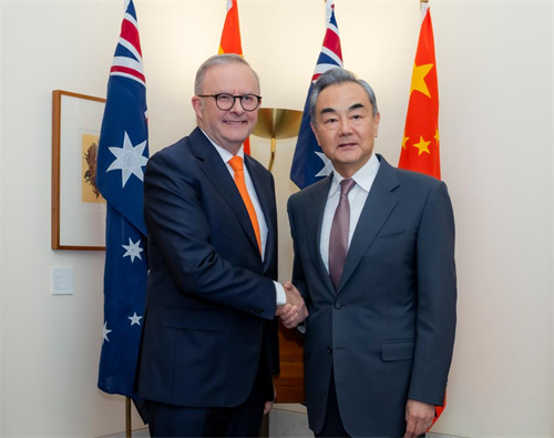 Waziri Mkuu wa Australia Anthony Albanese akikutana na Wang Yi, Waziri wa Mambo ya Nje wa China ambaye pia ni Mjumbe wa Ofisi ya Siasa ya Kamati Kuu ya Chama cha Kikomunisti cha China (CPC), ambaye yuko ziarani nchini humo huko Canberra, Australia, Machi 20, 2024. (Picha na Chu Chen/Xinhua)