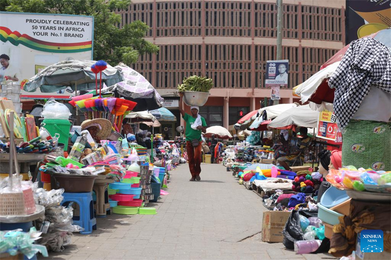 Wachuuzi wakiuza bidhaa barabarani mjini Accra, Ghana, Machi 20, 2024. (Picha na Seth/Xinhua)