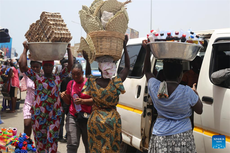 Wachuuzi wakiuza bidhaa barabarani mjini Accra, Ghana, Machi 20, 2024. (Picha na Seth/Xinhua)