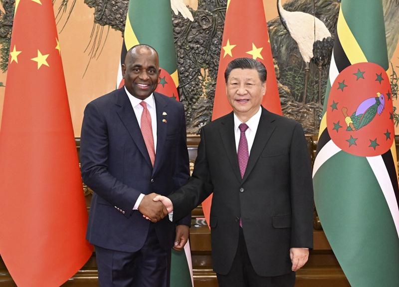 Rais Xi Jinping wa China amekutana na Waziri Mkuu wa Dominica Roosevelt Skerrit ambaye yuko ziarani nchini China .