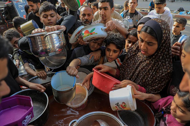 Watu wakisubiri kupokea msaada wa chakula katika Mji wa Rafah, Kusini mwa Ukanda wa Gaza, Machi 30, 2024. (Picha na Rizek Abdeljawad/Xinhua)