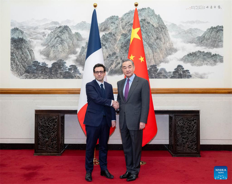 Waziri wa Mambo ya Nje wa China Wang Yi, ambaye pia ni Mjumbe wa Ofisi ya Siasa ya Kamati Kuu ya Chama cha Kikomunisti cha China (CPC), akifanya mazungumzo na Stephane Sejourne, Waziri wa Mambo ya Ulaya na ya Nje wa Ufaransa, mjini Beijing, China, Aprili 1, 2024. (Xinhua/Zhai Jianlan)
