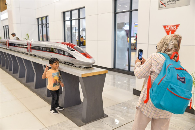 Treni ya mwendo kasi ya Jakarta-Bandung yawa njia  mpya inayopendwa na Waindonesia wakati wa safari za Sikukuu ya Eid