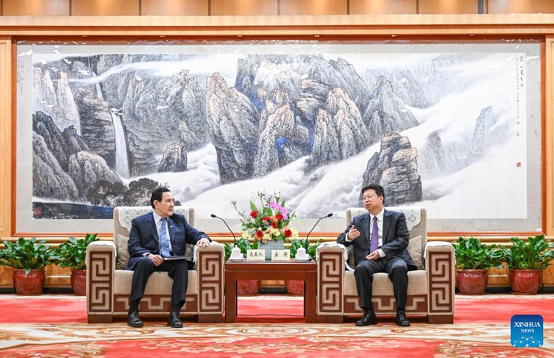 Song Tao, Mkuu wa Ofisi ya Kazi ya Taiwan ya Kamati Kuu ya Chama cha Kikomunisti cha China (CPC) ambaye pia ni  Mkurugenzi wa Ofisi ya Masuala ya Taiwan ya Baraza la Serikali la China, akikutana na Ma Ying-jeou, mwenyekiti wa zamani wa  Chama cha Kuomintang cha China, huko Shenzhen, Mkoa wa Guangdong, Kusini mwa China, Aprili 1, 2024. (Xinhua/Chen Yehua)