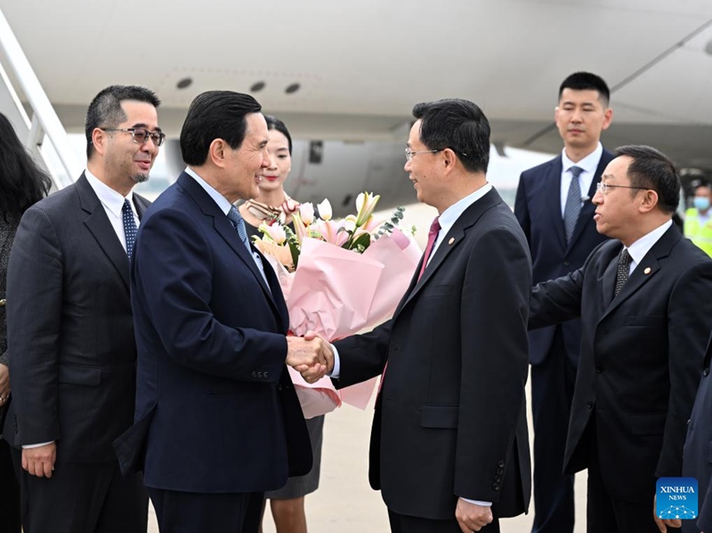 Ma Ying-jeou, mwenyekiti wa zamani wa Chama cha Kuomintang cha China, ambaye anaongoza ujumbe wa vijana kutoka eneo la Taiwan kutembelea China Bara, akiwasili Mkoa wa Guangdong, Kusini mwa China, Aprili 1, 2024. (Xinhua/Chen Yehua)