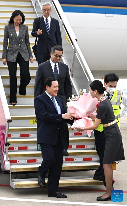 Ma Ying-jeou, mwenyekiti wa zamani wa Chama cha Kuomintang cha China, ambaye anaongoza ujumbe wa vijana kutoka eneo la Taiwan kutembelea China Bara, akiwasili Mkoa wa Guangdong, Kusini mwa China, Aprili 1, 2024. (Xinhua/Chen Yehua)