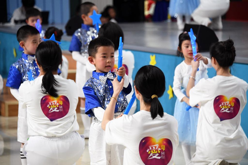 Siku ya Kimataifa ya Uelewa wa Usonji yaadhimishwa katika shule ya chekechea ya Beijing, China