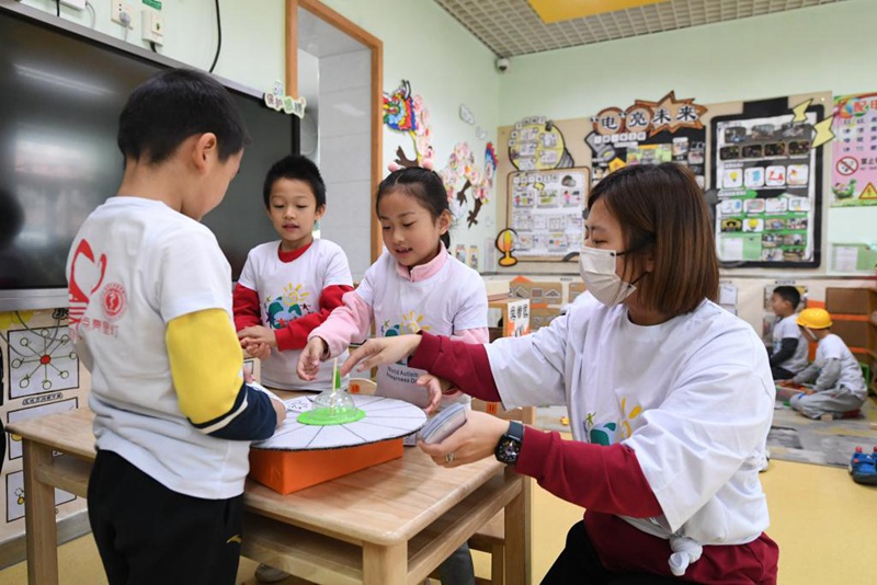 Siku ya Kimataifa ya Uelewa wa Usonji yaadhimishwa katika shule ya chekechea ya Beijing, China