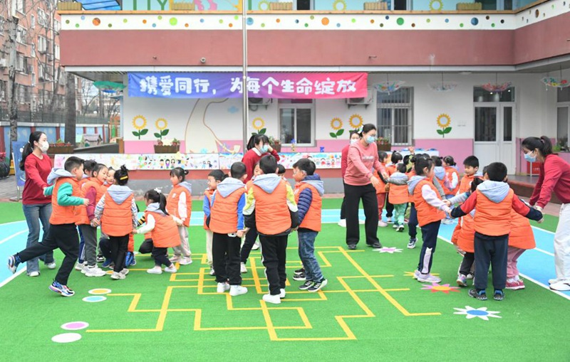 Siku ya Kimataifa ya Uelewa wa Usonji yaadhimishwa katika shule ya chekechea ya Beijing, China