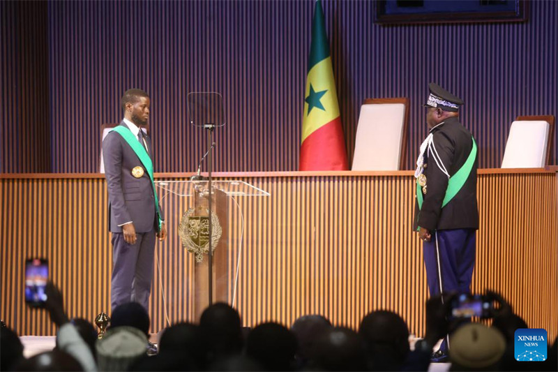 Bassirou Diomaye Faye (kushoto), Rais mpya aliyechaguliwa wa Senegal, akiapishwa mjini Diamniadio, Senegal, Aprili 2, 2024. (Picha na Demba Gueye/Xinhua)