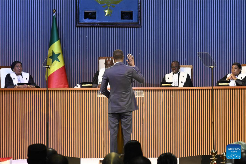 Bassirou Diomaye Faye (Kati), Rais mpya aliyechaguliwa wa Senegal, akiapishwa mjini Diamniadio, Senegal, Aprili 2, 2024. (Picha na Demba Gueye/Xinhua)