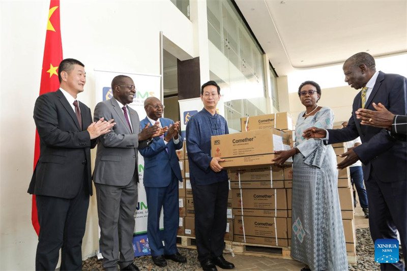 Balozi wa China nchini Uganda Zhang Lizhong (wa nne kushoto) na Waziri wa Afya wa Uganda Jane Ruth Aceng wakishiriki kwenye hafla ya kukabidhi dawa za malaria zilizotolewa na China katika Duka la Dawa la Kitaifa huko Kajjansi, Wakiso, Uganda  Aprili 5, 2024. (Picha na Hajarah Nalwadda/Xinhua)