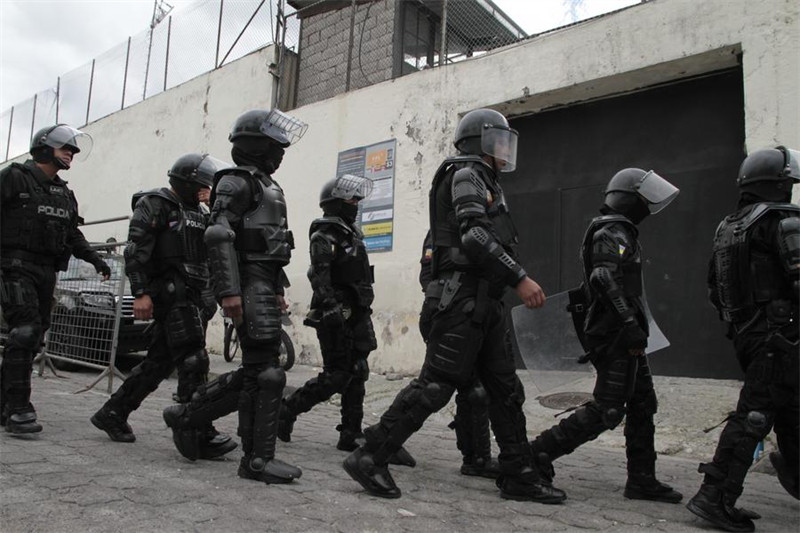 QUITO - Ecuador imekumbana na ukosoaji mkubwa wa Umoja wa Mataifa na nchi kadhaa za Amerika Kusini siku ya Jumamosi baada ya polisi wake kuvamia ndani ya ubalozi wa Mexico huko Quito na kumkamata Makamu wa Rais wa zamani wa nchi hiyo Jorge Glas, ambaye amekuwa akiishi chini ya hifadhi ya ukimbizi katika ubalozi huo tangu mwezi Desemba mwaka jana.  Ukosoaji wa kidiplomasia  Katibu Mkuu wa Umoja wa Mataifa Antonio Guterres "amesikitishwa" na uvamizi uliofanywa na vikosi vya usalama vya Ecuador katika ubalozi wa Mexico huko Quito ili kumkamata Glas anayetuhumiwa kwa ufisadi, amesema Stephane Dujarric, msemaji wa Guterres, siku ya Jumamosi.  Guterres amezitaka Ecuador na Mexico kuonyesha hali ya "upatanishi" na "kusuluhisha tofauti zao kwa njia za amani," msemaji huyo amesema katika taarifa yake.  Tukio hilo limeifanya Mexico kuvunja mara moja uhusiano wake wa kidiplomasia na Ecuador. "Huu ni ukiukaji wa wazi wa sheria za kimataifa na mamlaka ya Mexico," Rais Andres Manuel Lopez Obrador ameandika kwenye mtandao wa X, zamani Twitter.  Nchi nyingine za Amerika Kusini, zikiwemo Cuba na Bolivia pamoja na Brazili na Nicaragua, zimeshirikiana kuiunga mkono Mexico kufuatia uvamizi huo.  "Mshikamano wetu wote uko na Mexico, katika kukabiliana na ukiukwaji usiokubalika wa Ubalozi wake huko Quito. Mkataba wa Vienna juu ya Uhusiano wa Kidiplomasia, ambao ni sehemu muhimu ya sheria za kimataifa, lazima uheshimiwe na wote," Rais wa Cuba Miguel Diaz-Canel ameandika kwenye mtandao wa X.  Jorge Glas ni nani? Glas alikuwa Makamu wa Rais wa Ecuador chini ya serikali ya Rais Rafael Correa kuanzia Mwaka 2013 hadi 2017.  Mwaka 2017, alihukumiwa kifungo cha miaka sita jela baada ya mahakama kumkuta na hatia ya kuchukua hongo kutoka kwa kampuni moja ya ujenzi ya Brazil. Alikutwa na hatia tena Mwaka 2020 kwa kutumia pesa kutoka kwa wanakandarasi ili kufadhili kampeni za kisiasa za Correa, na kupelekea kuhukumiwa kifungo cha miaka minane jela.  Aliachiliwa huru mara ya mwisho mwezi Novemba 2022, lakini viongozi wa Ecuador hivi majuzi wamemshutumu tena Glas kwa ubadhirifu wa pesa za serikali zilizokusudiwa kwa ajili ya ujenzi mpya baada ya kutokea kwa tetemeko kubwa la ardhi la Mwaka 2016. Ecuador, ambayo iliomba idhini ya Mexico kuingia katika ubalozi huo mwezi Machi ili kumkamata Glas, inadai kuwa ombi la Jorge Glas la hifadhi ya ukimbizi lilikuwa kinyume cha sheria na imetaka kumrejeshwa nchini Ecuador.  Kwa mujibu wa Mkataba wa Vienna juu ya Uhusiano wa Kidiplomasia, ambao ni mkataba unaodhibiti uhusiano ya kimataifa, nchi hairuhusiwi kuingilia ubalozi ulioko ndani ya mipaka yake.