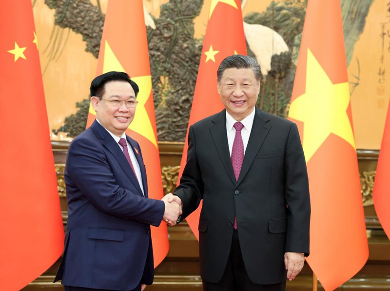 Rais Xi Jinping wa China akikutana na Mwenyekiti wa Bunge la Taifa la Vietnam Vuong Dinh Hue kwenye Jumba la Mikutano ya Umma la Beijing Aprili 8, 2024. (Xinhua/Ding Haitao)