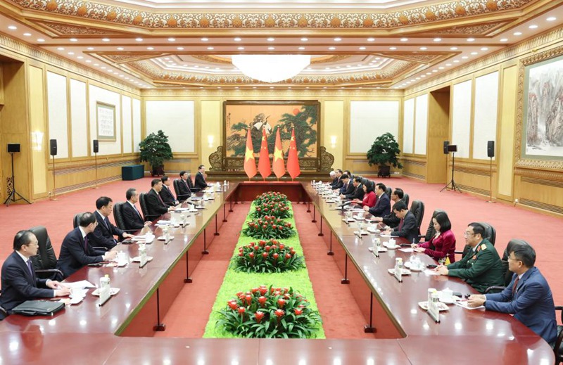 Rais Xi Jinping wa China akikutana na Mwenyekiti wa Bunge la Taifa la Vietnam Vuong Dinh Hue kwenye Jumba la Mikutano ya Umma la Beijing Aprili 8, 2024. (Xinhua/Ding Haitao)