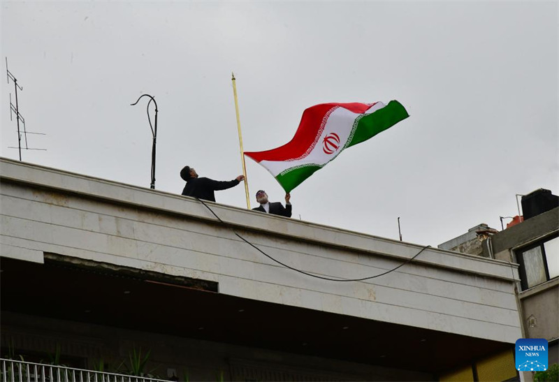 Bendera ya Iran ikipandishwa kwenye ubalozi mdogo mpya wa Damascus, Syria, tarehe 8 Aprili 2024. I (Picha na Ammar Safarjalani/Xinhua)