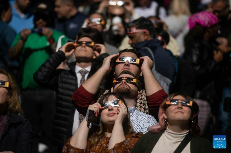 Watu wakitazama kupatwa kwa jua kikamilifu katika eneo la Times Square, New York, Marekani, Aprili 8, 2024. (Picha na Michael Nagle/Xinhua)