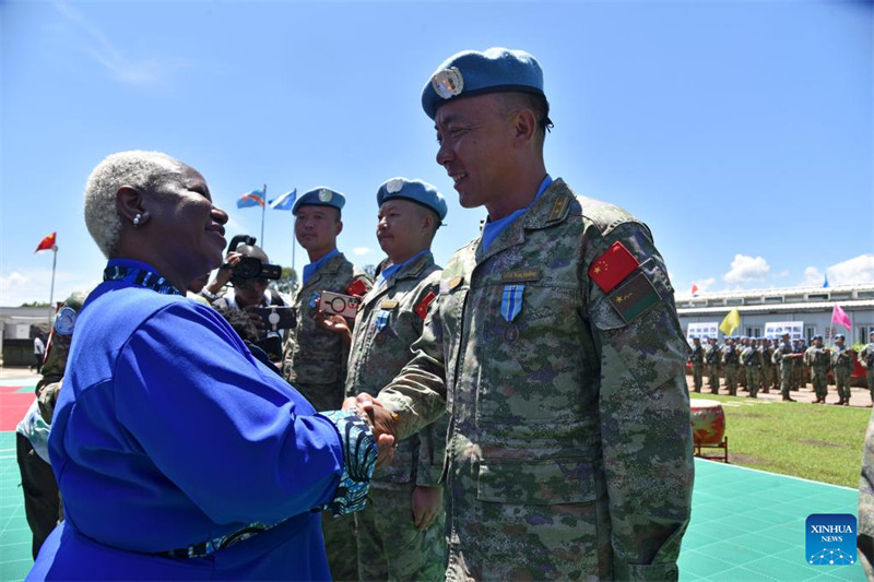 Bintou Keita (Kushoto, mbele), mjumbe mkuu wa Umoja wa Mataifa katika Jamhuri ya Kidemokrasia ya Kongo (DRC) ambaye anaongoza Kikosi cha Kulinda Amani cha Umoja wa Mataifa nchini DRC (MONUSCO), akipeana mkono na askari wa kikosi cha kulinda amani cha China kwenye kambi ya uhandisi ya kikosi hicho cha China nje kidogo ya Bukavu, mji mkuu wa jimbo la mashariki la Kivu Kusini, DRC, Aprili 9, 2024. (Kikosi cha 27 cha Kulinda Amani cha China cha MONUSCO/ Xinhua)