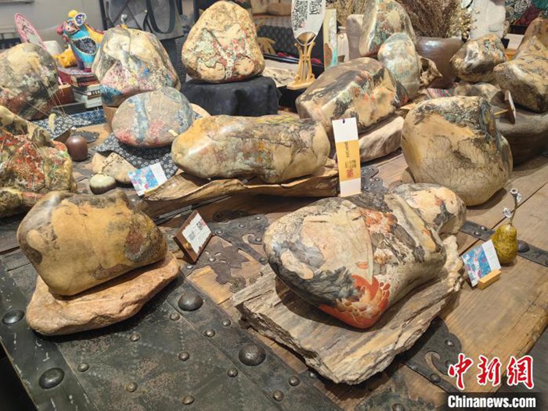 Msanii wa Mongolia ya Ndani, China atumia mawe ya Mto Manjano kuyachora michoro mbalimbali