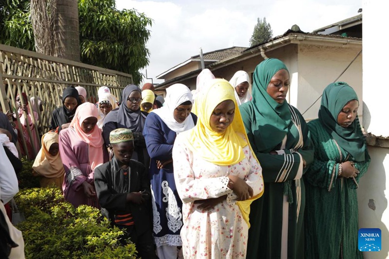 Watu wafanya dua ya Eid el Fitr kwenye Msikiti wa Taifa wa Uganda mjini Kampala
