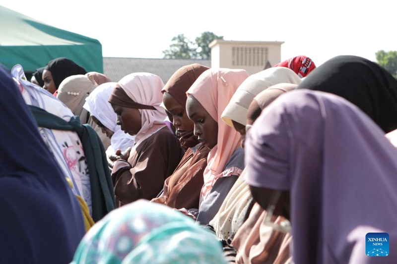 Watu wafanya dua ya Eid el Fitr kwenye Msikiti wa Taifa wa Uganda mjini Kampala