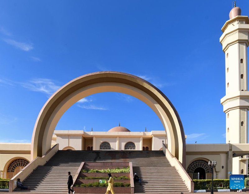 Watu wafanya dua ya Eid el Fitr kwenye Msikiti wa Taifa wa Uganda mjini Kampala