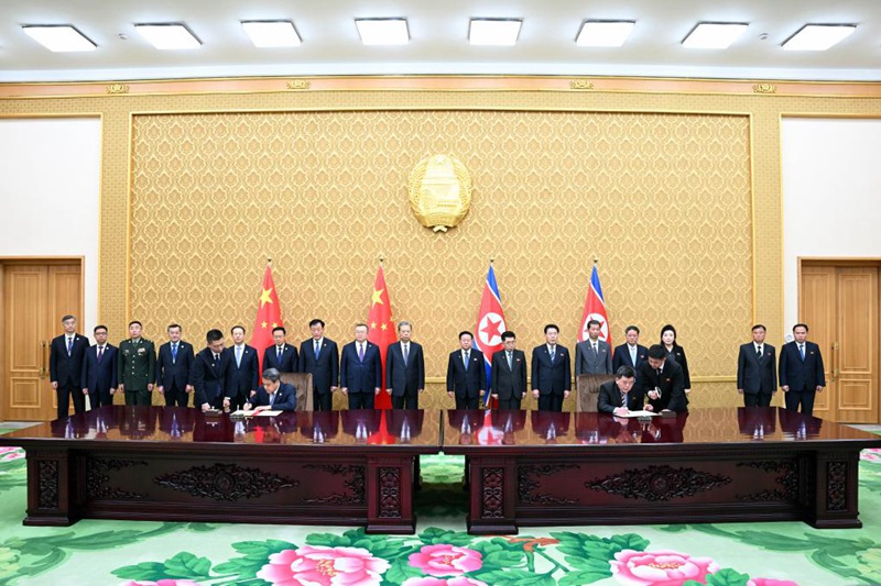 Zhao Leji, Mjumbe wa Kudumu wa Ofisi ya Siasa ya Kamati Kuu ya Chama cha Kikomunisti cha China (CPC) ambaye pia ni Mwenyekiti wa Kamati ya Kudumu ya Bunge la Umma la China na Choe Ryong Hae, Mjumbe wa Tume Tendaji ya Ofisi ya Siasa ya Kamati Kuu ya Chama cha Leba cha Korea (WPK) ambaye pia ni Mwenyekiti wa Kamati ya Kudumu ya Bunge la Juu la Umma la Jamhuri ya Umma ya Kidemokrasia ya Korea (DPRK), wakishuhudia hafla ya  kusaini nyaraka za ushirikiano katika nyanja mbalimbali, zikiwemo za kusameheana visa za kidiplomasia na za watumishi wa umma, kutafsiriana na uchapishaji wa vitabu maarufu , karantini ya forodha, redio na televisheni, na uwasilishaji wa vifurushi kwa njia ya posta baada ya mazungumzo yao mjini Pyongyang, DPRK, Aprili 11, 2024. (Xinhua/ Zhang Ling)