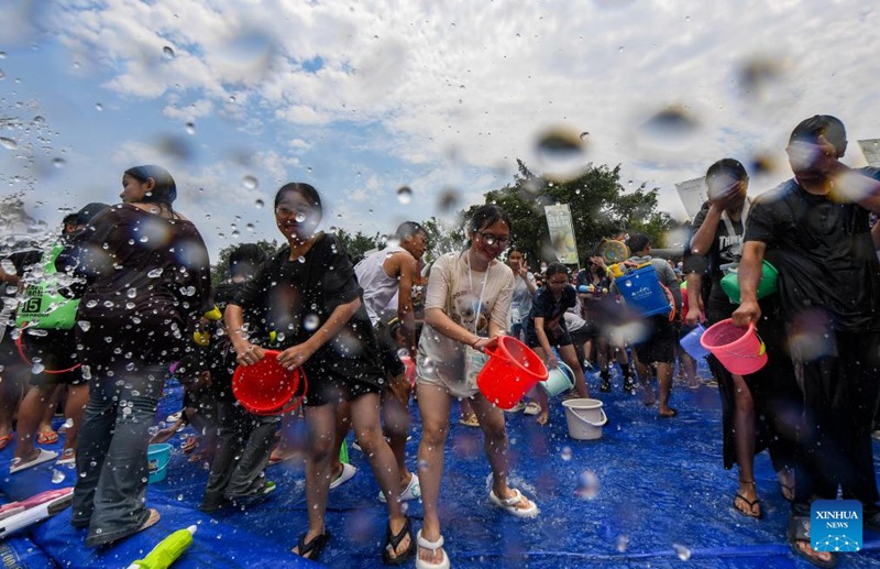 Watu washerehekea sikukuu ya kumwagiana maji Mkoani Yunnan, Kusini Magharibi mwa China