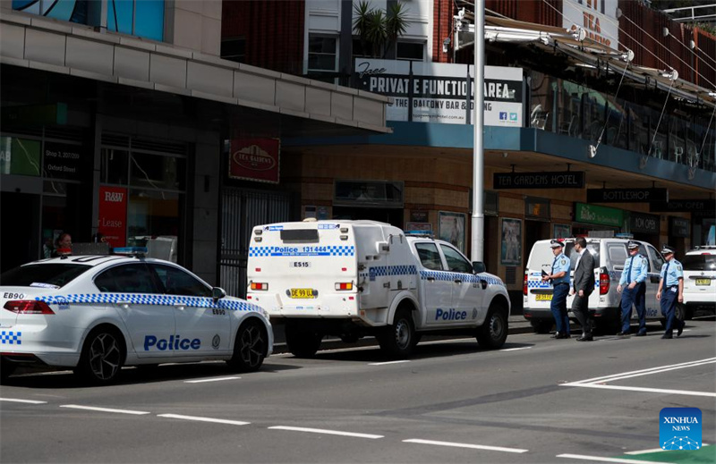 Polisi wakifanya kazi nje ya Jengo la Maduka la Westfield kwenye Makutano ya Bondi mjini Sydney, Australia, Aprili 14, 2024. (Xinhua/Ma Ping)
