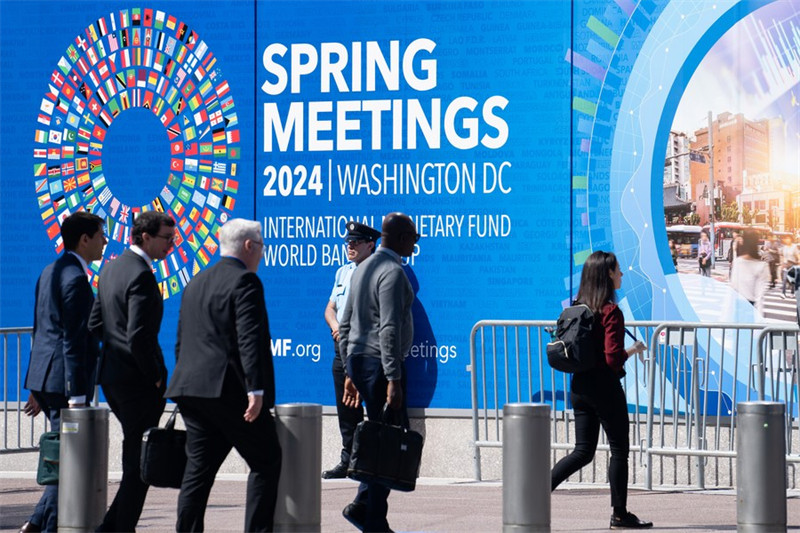 Watu wakitembea kuyapita makao makuu ya Shirika la Fedha la Kimataifa (IMF) mjini Washington, D.C., Marekani, Aprili 16, 2024. (Xinhua/Liu Jie)
