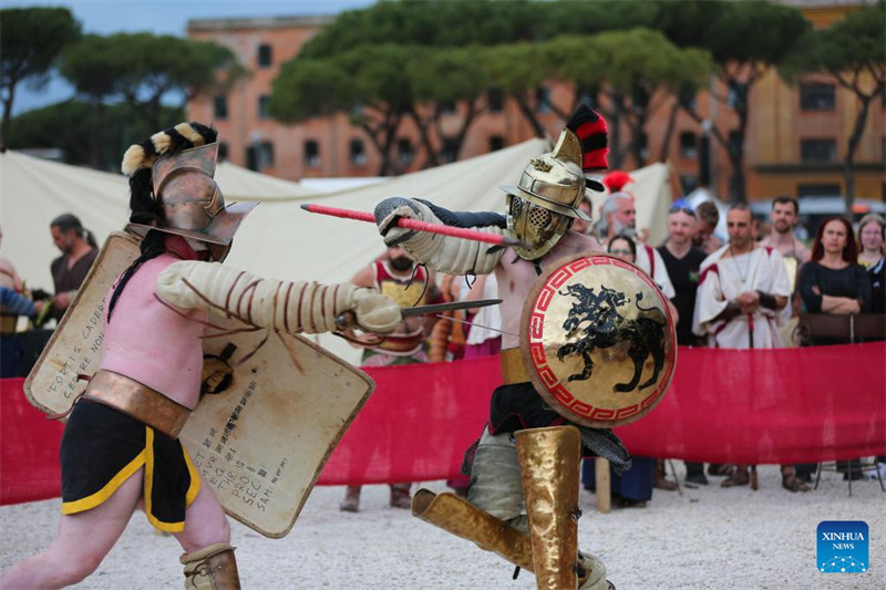 Watu wakishiriki katika mashindano ya askari wa kale katika eneo la Circus Maximus huko Roma, Italia, Aprili 20, 2024. (Xinhua/Li Jing)