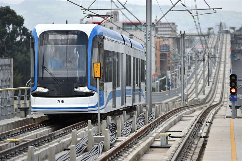 Picha iliyopigwa Septemba 20, 2015 ikionyesha treni ikiendeshwa kwenye reli nyepesi huko Addis Ababa, Ethiopia. (Xinhua/Sun Ruibo)