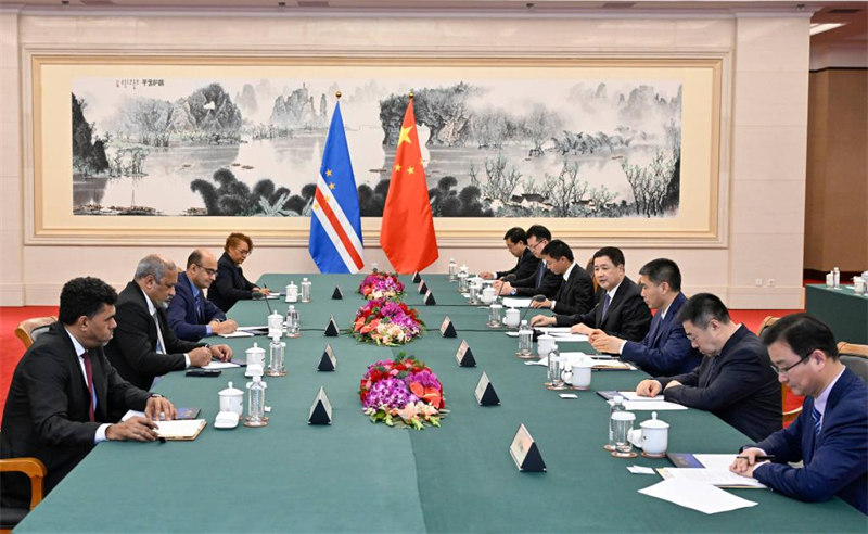 Waziri wa Usalama wa Umma wa China, Wang Xiaohong akikutana na Paulo Rocha, Waziri wa Mambo ya Ndani wa Cape Verde, mjini Beijing, China, Aprili 26, 2024. (Xinhua/Yin Bogu)