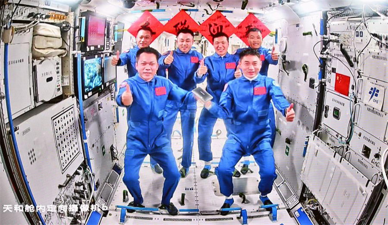 Picha hii iliyopigwa katika Kituo cha Udhibiti wa Anga ya juu cha Beijing Aprili 26, 2024 ikionyesha wanaanga wa chombo cha Shenzhou-17 na wale wa chombo cha Shenzhou-18 wakiwa katika picha ya pamoja ndani ya kituo cha anga ya juu cha China. (Xinhua/Jin Liangkuai)
