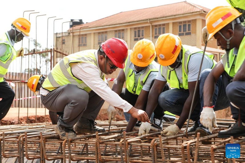 Tarehe 27, Aprili, 2024,  wanafunzi  wakifanya mazoezi ya kufunga rebar chini ya mafunzo ya mhandisi wa China mjini Kampala, Uganda. (Picha na Hajarah Nalwadda/Xinhua)