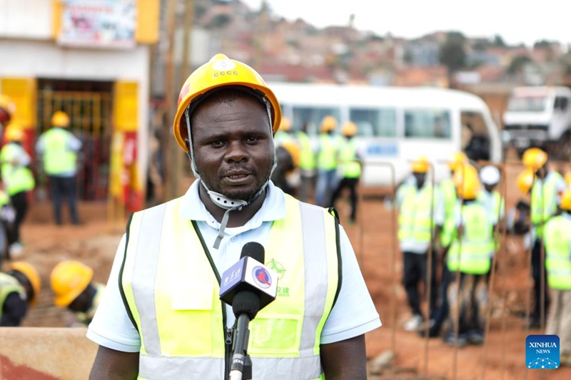 Tarehe 27, Aprili, 2024, mfanyakazi wa kampuni ya CCCC Musitwa Abel ambaye alimaliza masomo kwenye mafunzo ya wiki mbili ya “Mradi wa Seagull” alihojiwa huko Kampala, Uganda. (Picha na Hajarah Nalwadda/Xinhua)