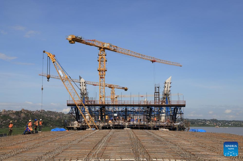 Picha hii iliyopigwa tarehe 2, Mei, 2024 ikionesha sehemu ya ujenzi wa Daraja la Magufuli huko Mwanza, Tanzania. (Picha na Hua Hongli/Xinhua)