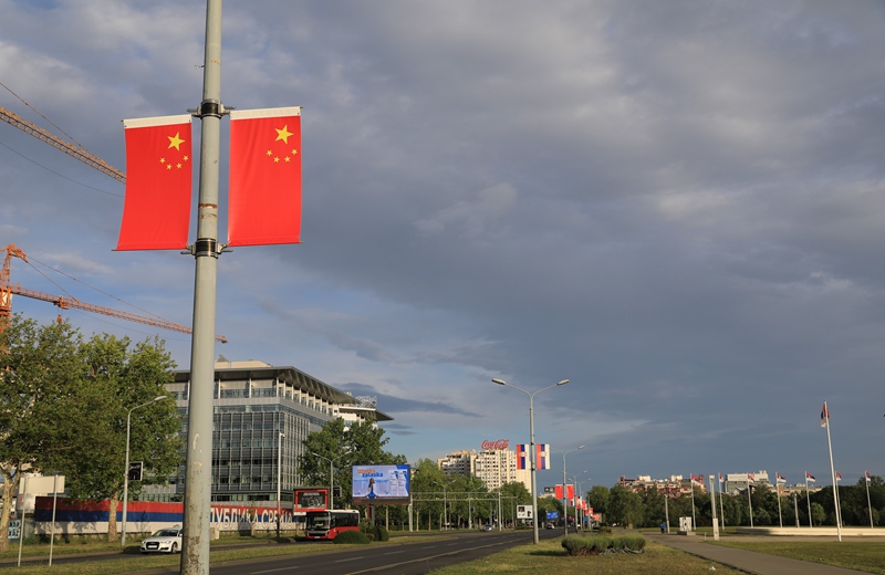 Bendera ya taifa ya China na Mabango ya Makaribisho yatundikwa sehemu nyingi za Serbia