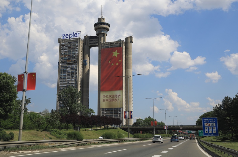 Bendera ya taifa ya China na Mabango ya Makaribisho yatundikwa sehemu nyingi za Serbia