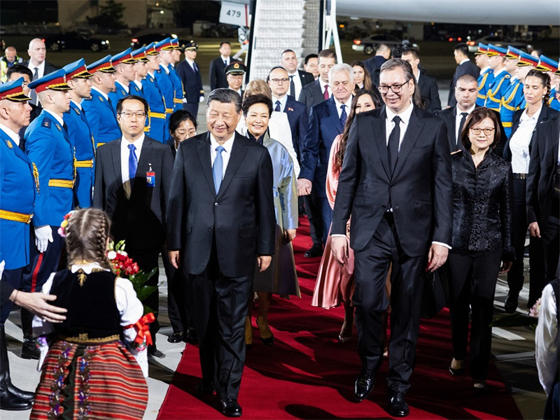 Usiku wa Mei 7 kwa saa za huko, Rais Xi Jinping wa China aliwasili Belgrade kwa ndege maalumu kuanza ziara ya kiserikali nchini Serbia kutokana na mwaliko wa Rais Aleksandar Vučić wa Jamhuri ya Serbia.  (Mpiga picha: Huang Jingwen)