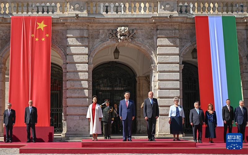 Rais Xi Jinping ashiriki kwenye hafla ya kumkaribisha iliyoandaliwa na Rais Tamas Sulyok na Waziri Mkuu Viktor Orbán wa Hungary