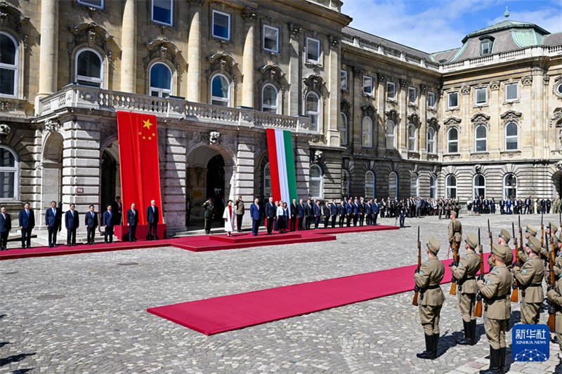 Rais Xi Jinping ashiriki kwenye hafla ya kumkaribisha iliyoandaliwa na Rais Tamas Sulyok na Waziri Mkuu Viktor Orbán wa Hungary