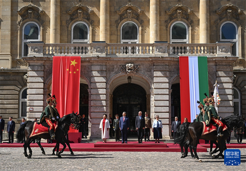 Rais Xi Jinping ashiriki kwenye hafla ya kumkaribisha iliyoandaliwa na Rais Tamas Sulyok na Waziri Mkuu Viktor Orbán wa Hungary