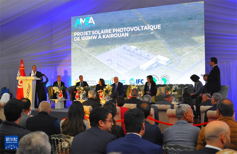 Picha hii inaonyesha hali ya uzinduzi wa ujenzi wa Kituo cha kuzalisha umeme kwa nishati ya jua katika Jimbo la Kairouan， nchini Tunisia, Mei 8. (Mpiga picha: Adel Ezzine/Xinhua)