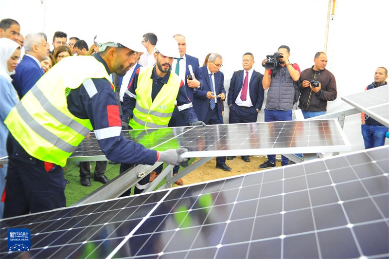Mei 8, wafanyakazi wawili wakionyesha namna ya kuweka paneli za umeme wa nishati ya jua katika Jimbo la Kairouan，nchini Tunisia. (Mpiga picha: Adel Ezzine/Xinhua)