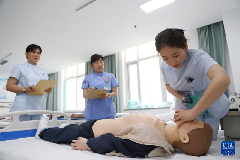 Tarehe 10, Mei, wauguzi wa Hospitali ya pili ya Chuo cha Matibabu cha Xingtai cha Mkoa Hebei, China wakifanya mashindano ya kazi ya ufundi. (Picha na Zhang Chi/Xinhua)
